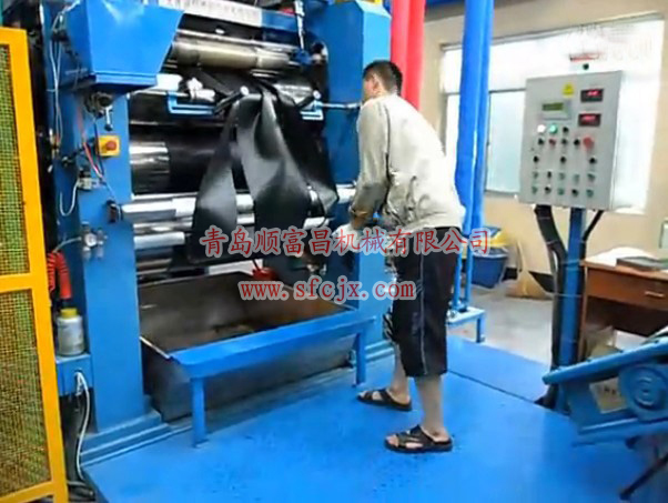 工作中的壓延機www.xlpoy.cn